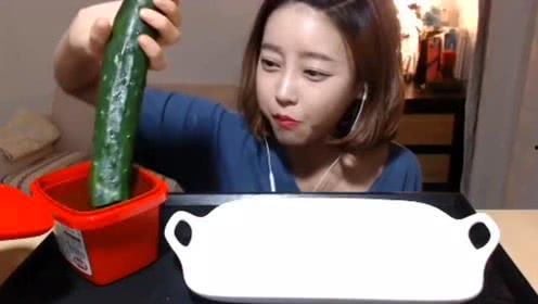 娱乐吃瓜酱美女,揭秘美女生存法则